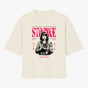 Camiseta com estampa frontal de personagem segurando uma câmera, com itens gráficos ao redor e texto estilizado em destaque, incluindo "Strange" e "Oregon 2013".