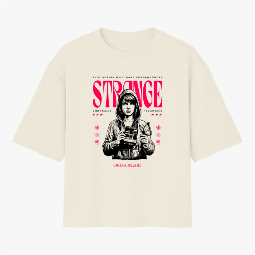 Camiseta com estampa frontal de personagem segurando uma câmera, com itens gráficos ao redor e texto estilizado em destaque, incluindo "Strange" e "Oregon 2013".