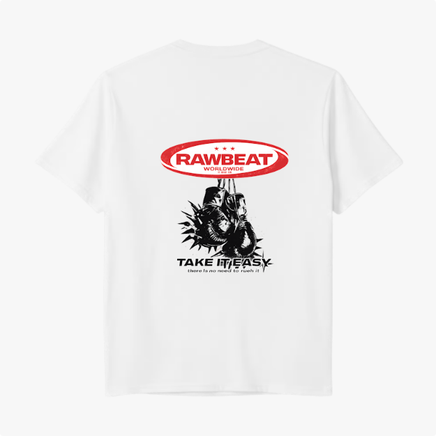 Camiseta com estampa traseira de luvas de boxe com espinhos, logotipo RawBeat em destaque acima e frases "TAKE IT EASY" e "there is no need to rush it".