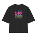 Camiseta com estampa frontal de texto em múltiplas linhas: "24 HOURS OFF", "SLEEPING FOR HAPPINESS", "UNIDAS PELA AMIZADE" em diferentes cores.