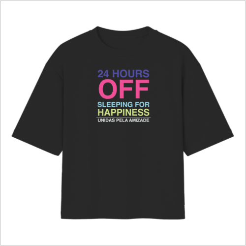 Camiseta com estampa frontal de texto em múltiplas linhas: "24 HOURS OFF", "SLEEPING FOR HAPPINESS", "UNIDAS PELA AMIZADE" em diferentes cores.