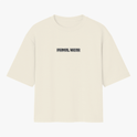 Camiseta com estampa frontal de texto "PRIMAL WEAR" e estampa traseira de ilustração em preto e branco de homem sorridente em traje social com "PRIMAL WEAR".