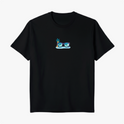 Camiseta com estampa frontal de óculos de sol refletindo uma paisagem tropical, acompanhada por um pequeno coqueiro ao lado, criando um visual de verão.