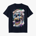 Camiseta com estampa frontal de caveira estilizada com dentes dourados, arco-íris, nuvens e texto "I'M FINE", cercada por efeitos de pintura colorida.