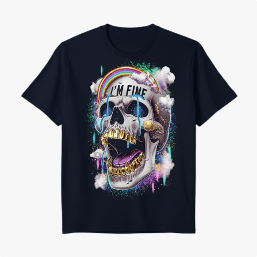 Camiseta com estampa frontal de caveira estilizada com dentes dourados, arco-íris, nuvens e texto "I'M FINE", cercada por efeitos de pintura colorida.