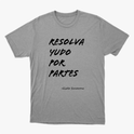Camiseta com estampa frontal de texto estilizado "RESOLVA TUDO POR PARTES" seguido pela assinatura "-Gisele Sincerona".