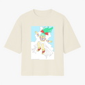 Camiseta com estampa frontal de personagem animado de cabelo verde e fita vermelha, flutuando em pose alegre sobre nuvens com fundo azul claro.