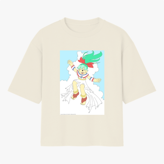 Camiseta com estampa frontal de personagem animado de cabelo verde e fita vermelha, flutuando em pose alegre sobre nuvens com fundo azul claro.