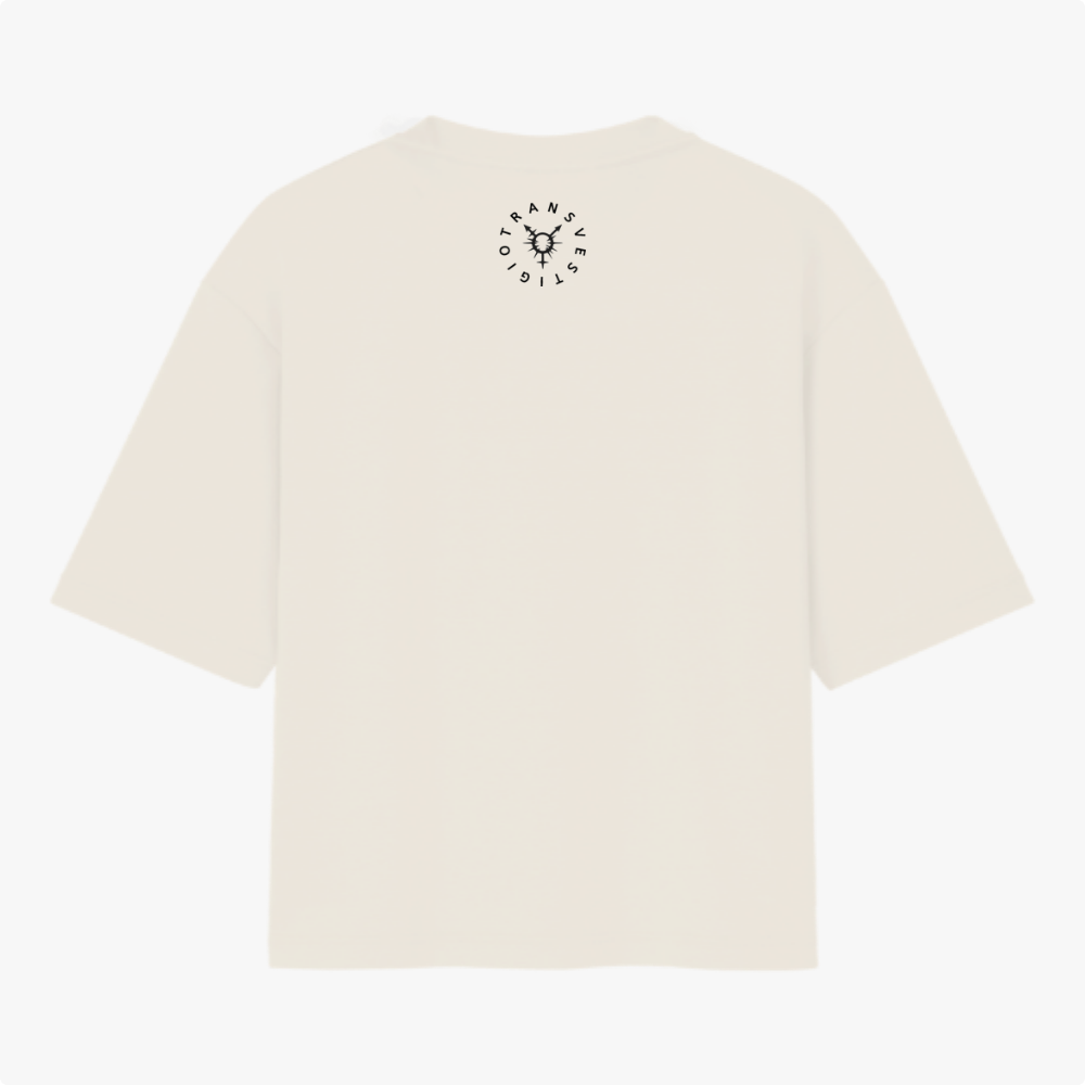 Camiseta com estampa frontal de texto "Transmasculino é raro mas acontece" e ícone; estampa traseira de gráfico circular com a palavra "TRANSVESTICO".