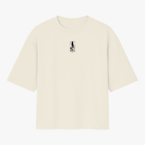 Camiseta com estampa frontal de espada e trevo de quatro folhas e estampa traseira de espada com asas, trevo de quatro folhas e textura floral.