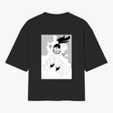 Camiseta com estampa frontal de personagem sorridente em pose flutuante, com cabelo esvoaçante, envolvendo-se em nuvens de estilo gráfico detalhado.