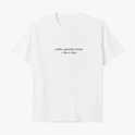 Camiseta com estampa frontal de "católica, apostólica romana e filha de Maria" e estampa traseira de logotipo com cruz e as palavras "Santa Veste".