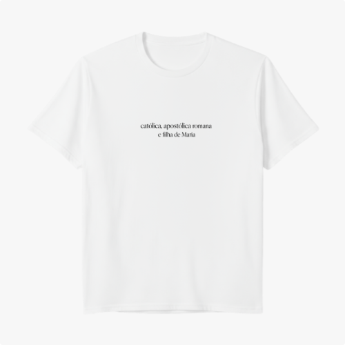 Camiseta com estampa frontal de "católica, apostólica romana e filha de Maria" e estampa traseira de logotipo com cruz e as palavras "Santa Veste".