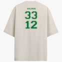 Camiseta com estampa frontal de frase junto a símbolo nacional e estampa traseira de inscrição religiosa seguida pelos números 33 e 12 em destaque.