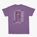 Camiseta com estampa frontal de aranha estilizada de linhas finas e estampa traseira de rosto delineado com texto e referências icônicas.