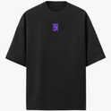 Camiseta com estampa frontal de letras estilizadas, formando uma composição vertical.