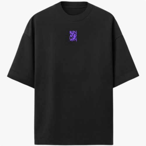 Camiseta com estampa frontal de letras estilizadas, formando uma composição vertical.
