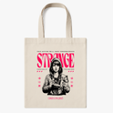 Ecobag com estampa frontal de personagem de capuz segurando câmera, rodeado por borboleta e elementos gráficos, com texto estilizado "STRANGE" e "OREGON 2013".