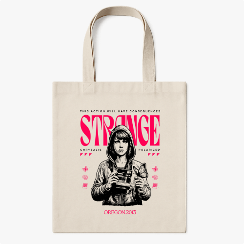 Ecobag com estampa frontal de personagem de capuz segurando câmera, rodeado por borboleta e elementos gráficos, com texto estilizado "STRANGE" e "OREGON 2013".