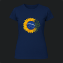Camiseta com estampa frontal de girassol envolvendo parte de um globo com bandeira detalhada por estrelas e lema, desintegrando-se em fragmentos verdes.