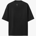Camiseta com estampa frontal de logotipo estilizado e estampa traseira de pequenas inscrições textuais próximas à gola.