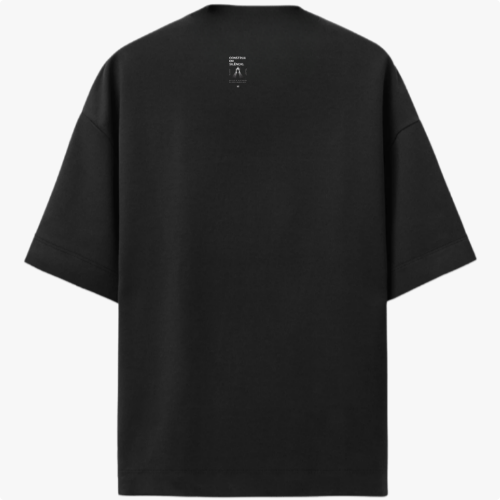 Camiseta com estampa frontal de logotipo estilizado e estampa traseira de pequenas inscrições textuais próximas à gola.
