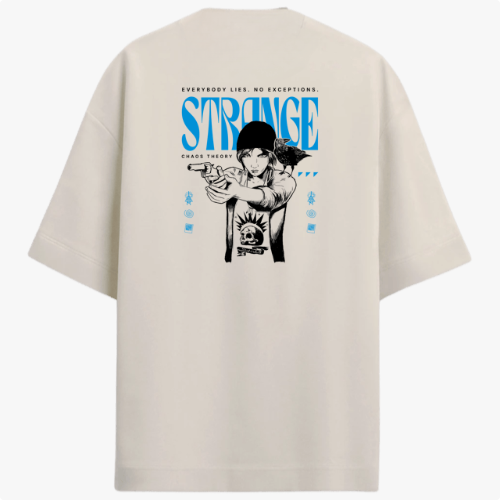 Camiseta com estampa frontal de borboleta pequena acompanhada da frase “This action will have consequences...” e estampa traseira de arte com personagem estilizada segurando uma arma, cercada por palavras e símbolos, incluindo "STRANGE" em destaque.