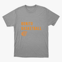 Camiseta com estampa frontal de texto "Bonito Basketball" acima de um desenho estilizado de uma bola de basquete com cesta ao lado.