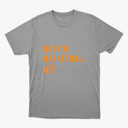 Camiseta com estampa frontal de texto "Bonito Basketball" acima de um desenho estilizado de uma bola de basquete com cesta ao lado.