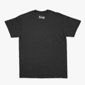 Camiseta com estampa frontal de elementos gráficos geométricos simétricos acompanhados das palavras "Kuarup" e "Xingu", e estampa traseira de "Xingu".