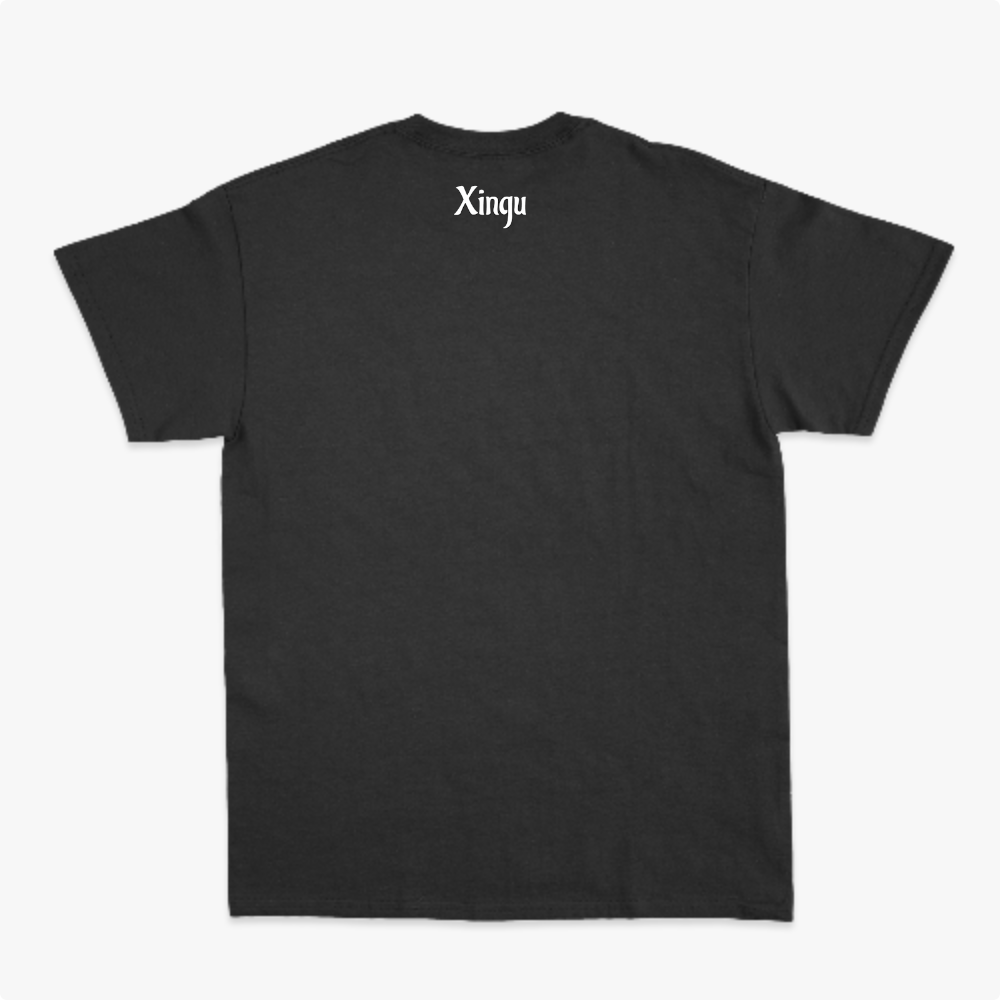 Camiseta com estampa frontal de elementos gráficos geométricos simétricos acompanhados das palavras "Kuarup" e "Xingu", e estampa traseira de "Xingu".