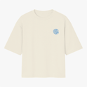 Camiseta com estampa frontal de texto "HOPE" estilizado em repetição e estampa traseira de frase "JESUS CRISTO SALVA" acompanhada de flores coloridas.