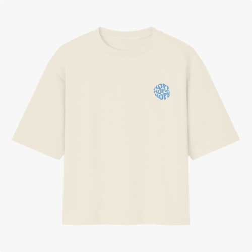Camiseta com estampa frontal de texto "HOPE" estilizado em repetição e estampa traseira de frase "JESUS CRISTO SALVA" acompanhada de flores coloridas.