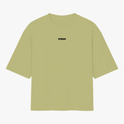 Camiseta com estampa frontal de logo pequeno escrito “VIGIA” no centro e estampa traseira de controle de videogame com frase “DEUS ESTÁ NO CONTROLE”.