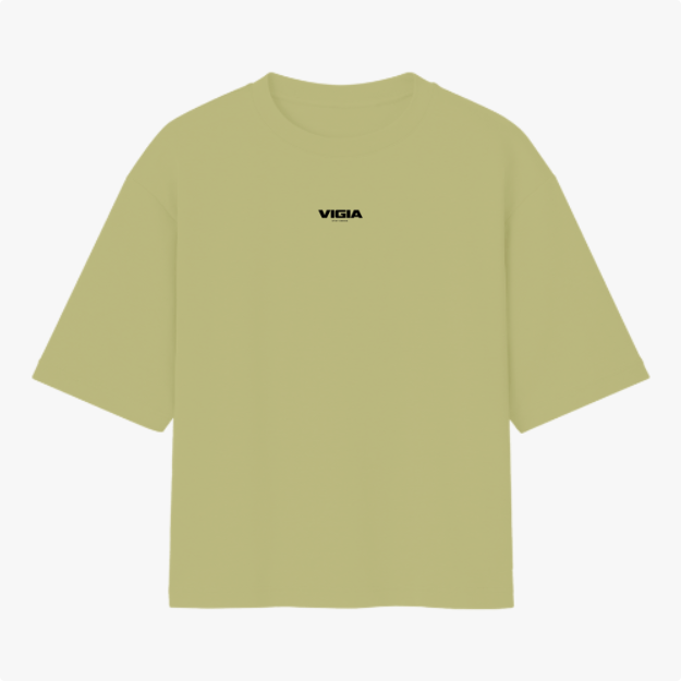 Camiseta com estampa frontal de logo pequeno escrito “VIGIA” no centro e estampa traseira de controle de videogame com frase “DEUS ESTÁ NO CONTROLE”.