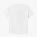 Camiseta com estampa frontal de figura religiosa emoldurada por detalhes florais e frase "Nossa Senhora, rogai por nós" e estampa traseira de logotipo estilizado "SV Santa Veste".
