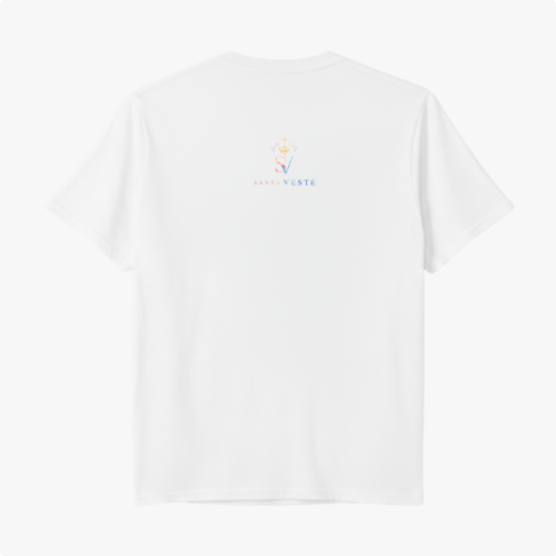 Camiseta com estampa frontal de figura religiosa emoldurada por detalhes florais e frase "Nossa Senhora, rogai por nós" e estampa traseira de logotipo estilizado "SV Santa Veste".