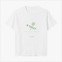 Camiseta com estampa frontal de uma figura correndo, acompanhada de uma raquete estilizada e bolinha de tênis, com texto e assinatura decorativos.