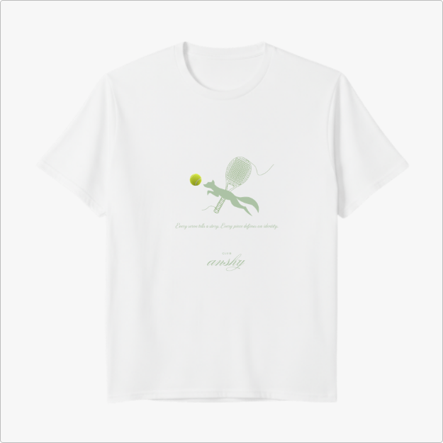 Camiseta com estampa frontal de uma figura correndo, acompanhada de uma raquete estilizada e bolinha de tênis, com texto e assinatura decorativos.