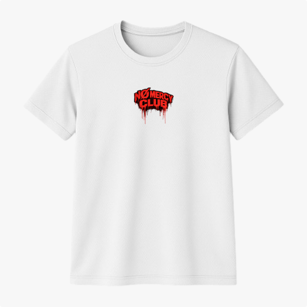 Camiseta com estampa frontal de texto estilizado "No Mercy Club" gotejante e estampa traseira de uma cobra em posição de ataque, envolta em círculo gotejante.