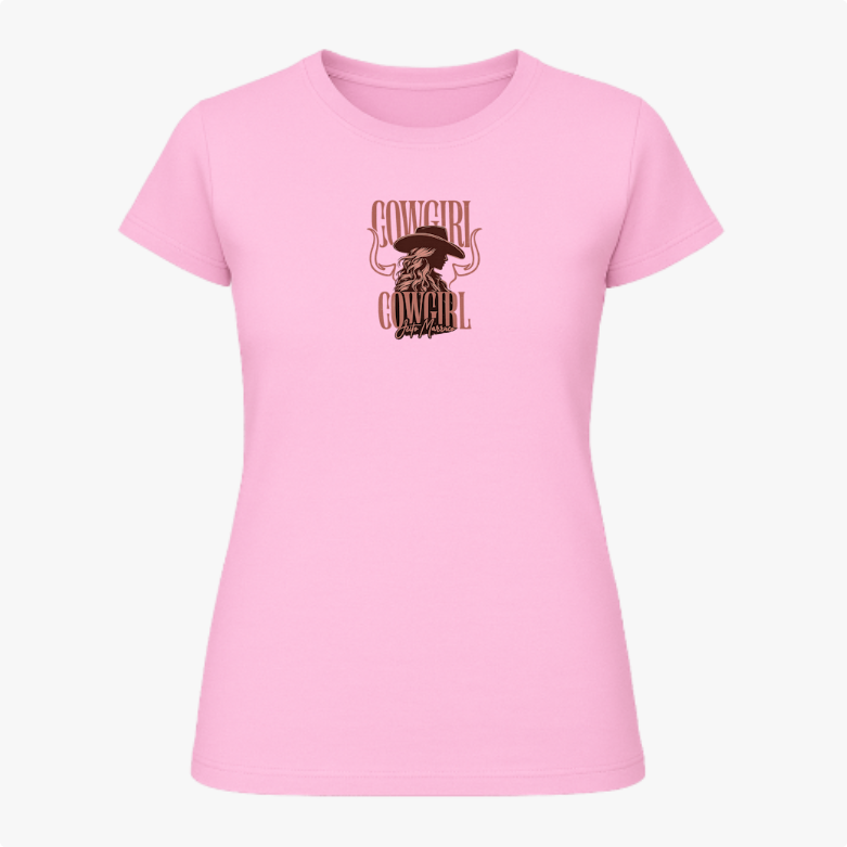 Camiseta com estampa frontal de caveira com chapéu de cowboy e chifres, acompanhada da palavra "Cowgirl" duas vezes e inscrição "Keep Messin".