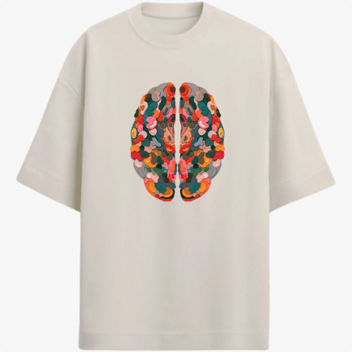 Camiseta com estampa frontal de um cérebro estilizado composto por formas semicirculares, sobrepostas em padrão complexo de tons variados.