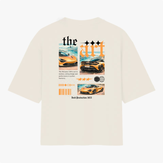 Camiseta com estampa traseira de montagem gráfica com carros esportivos sobre fundo de nuvens, texto estilizado "the art", e elementos geométricos decorativos.