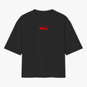 Camiseta com estampa frontal de um texto "Itachi" acompanhado de pássaros e estampa traseira de um personagem com capuz, textos e elementos gráficos.