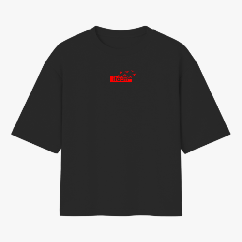 Camiseta com estampa frontal de um texto "Itachi" acompanhado de pássaros e estampa traseira de um personagem com capuz, textos e elementos gráficos.