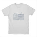Camiseta com estampa frontal de linhas onduladas formando ondas no mar, com barco à vela e seres mitológicos, transmitindo uma cena de aventura marítima.