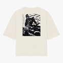 Camiseta com estampa frontal de logo com touros em combate e escrita pequena; estampa traseira de piloto de automobilismo em cima de carro e tipografia vertical.