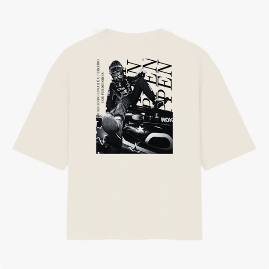 Camiseta com estampa frontal de logo com touros em combate e escrita pequena; estampa traseira de piloto de automobilismo em cima de carro e tipografia vertical.