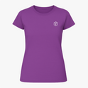 [Camiseta] com estampa frontal de símbolo geométrico com letra estilizada e estampa traseira de rosto icônico pixelado, acompanhado de texto discreto.