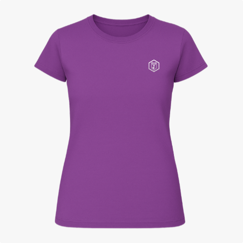 [Camiseta] com estampa frontal de símbolo geométrico com letra estilizada e estampa traseira de rosto icônico pixelado, acompanhado de texto discreto.